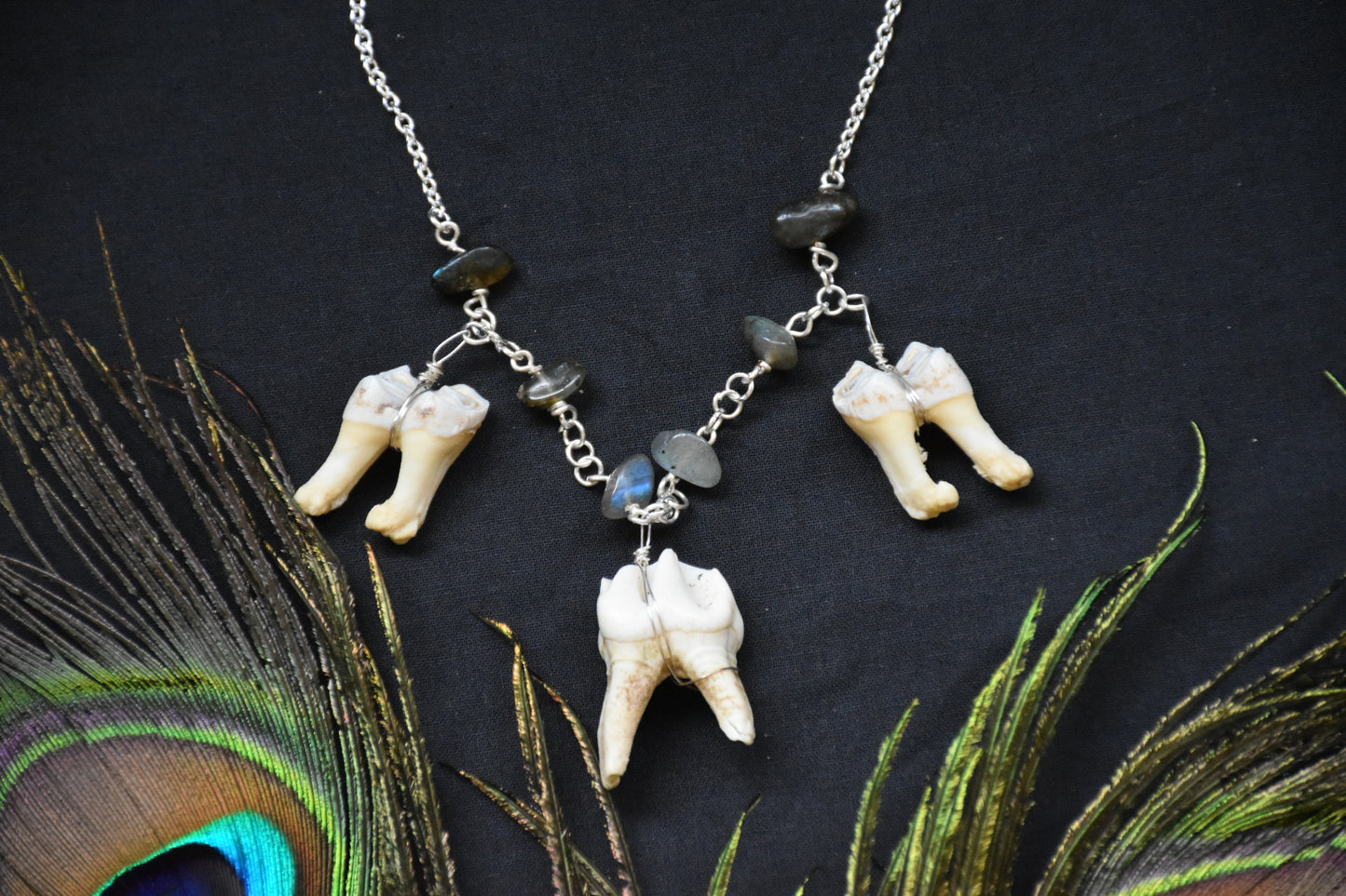 Crystal necklace 3 teeth